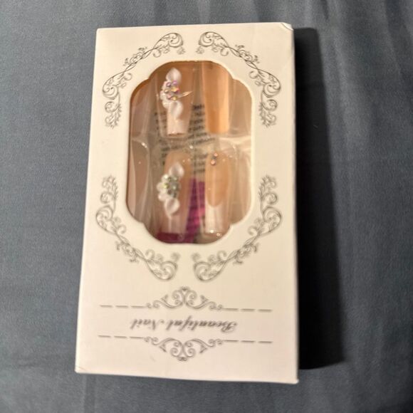 Elegant White and Pink Nail Art Set - Picture 7 of 12